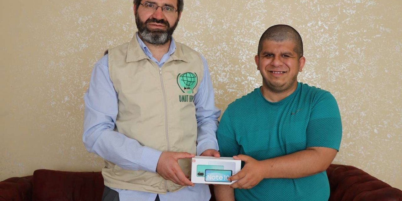 Telefon almak için biriktirdiği parayı Filistin'e bağışlayan engelli gence telefon hediye edildi