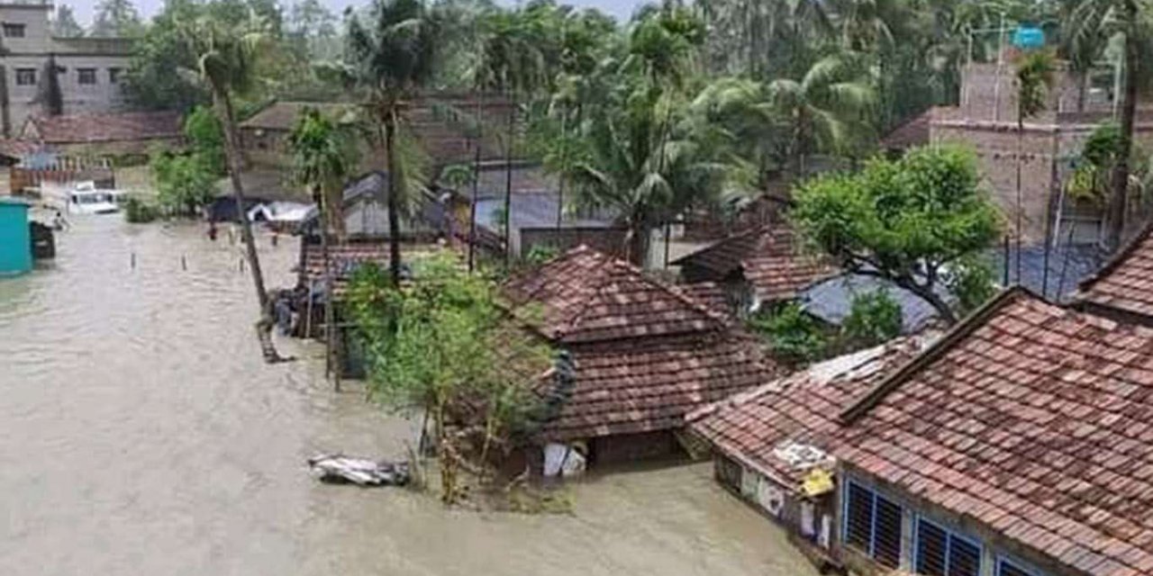 Hindistan'da kasırga: 5 kişi öldü bir milyonu aşkın insan yerinden oldu