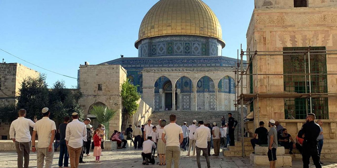 Zionist settlers continue to defile Aqsa Mosque