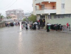 Bitlis'te sağanak yağışlar hayatı felç etti