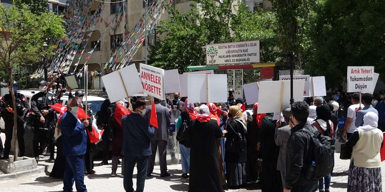 Van'da annelerin evlat nöbeti 12. haftasında