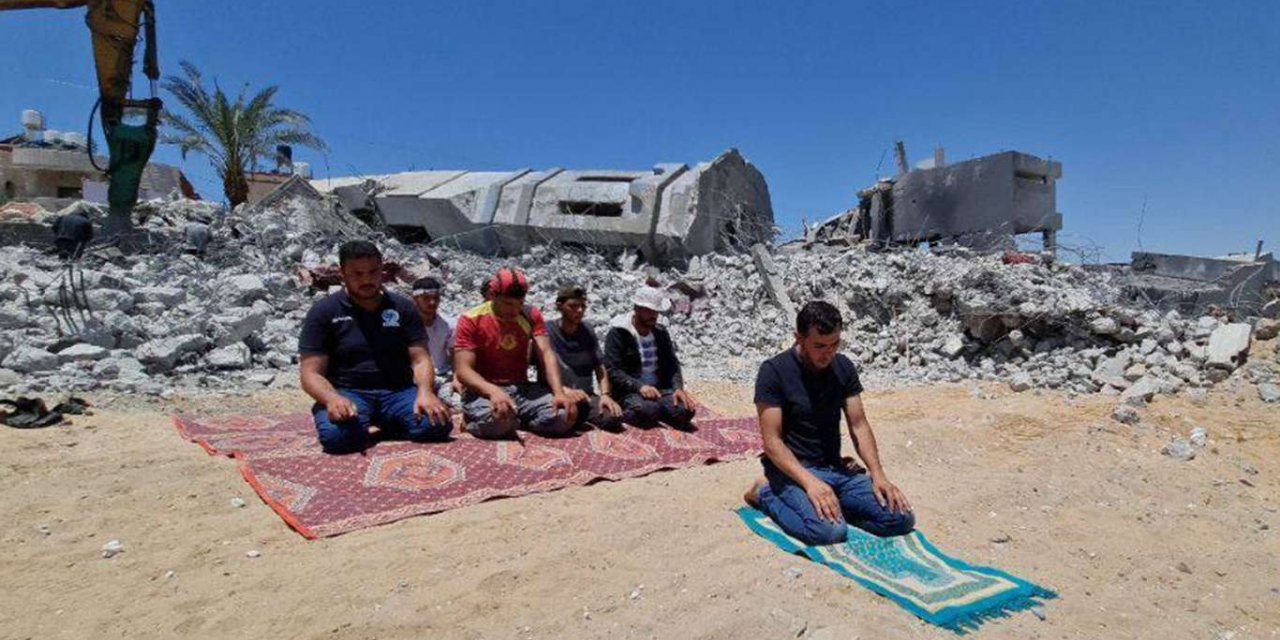 Siyonist işgal rejiminin bombaladığı caminin enkazı önünde namaz kılındı