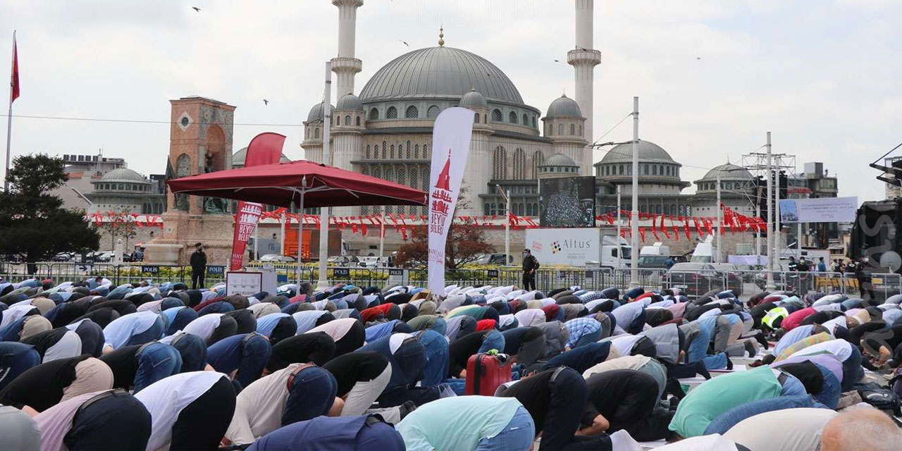 Taksim Camii'nde Cuma namazı kılan vatandaşlar: Bir hayal daha gerçek oldu