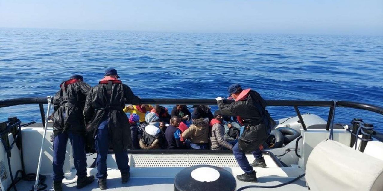 24 koçberên ku di Behra Egeyê de mahsûr mabûn hatin rizgarkirin