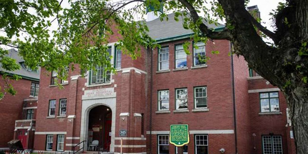 Kanada’da İngiliz Kolumbiyası eyaletinde eski bir okulun bahçesinde 215 çocuğun cesedine ulaşıldı