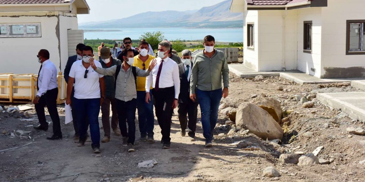 Malatya Valisi Baruş depremzedeler için yapılan köy konutlarını inceledi