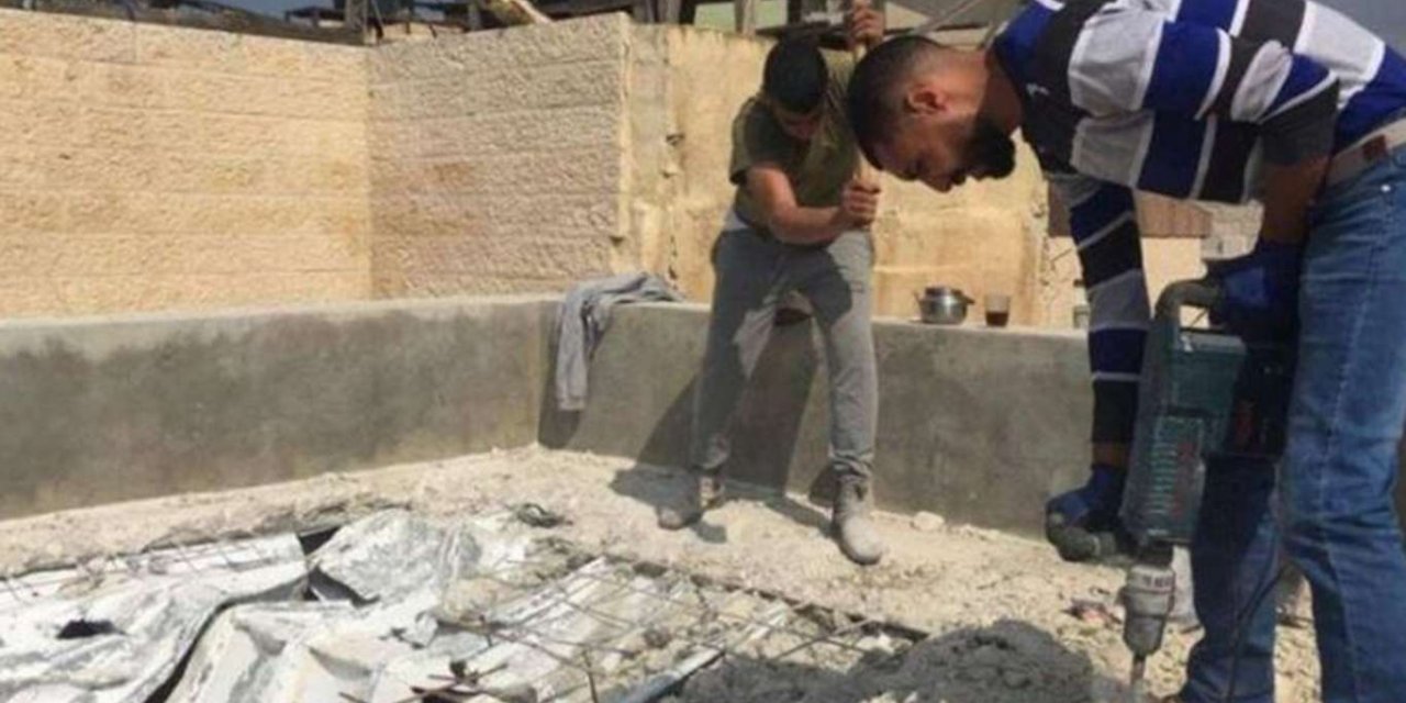 İşgal rejimi Beytlahim’de Filistinli aileyi evini yıkmaya zorladı