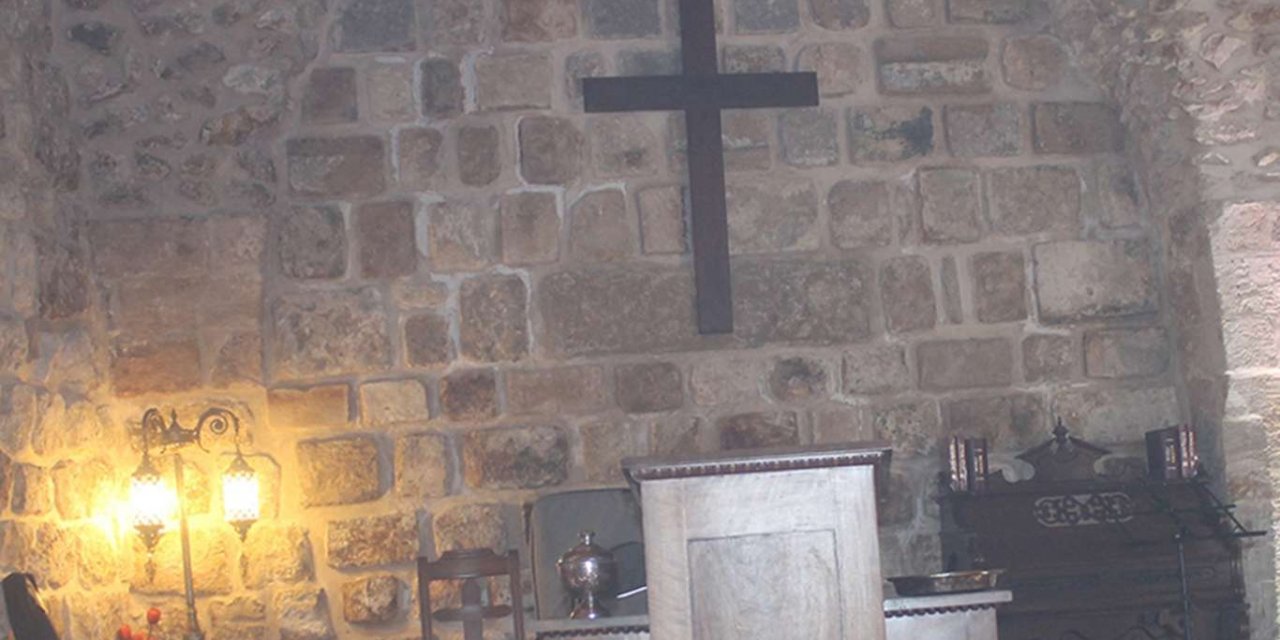 Kanada'da yatılı Kilise okulunun bahçesinde 215 çocuk cesedinin olduğu mezarlar bulundu