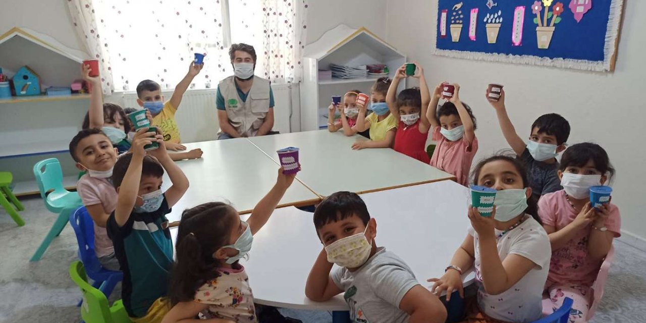 Mardinli minikler kumbaralarında biriktirdikleri paraları Filistinli çocuklara bağışladı