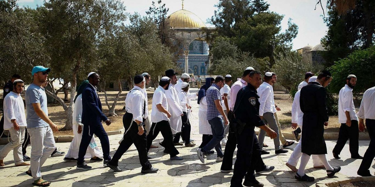 More than 70 zionist settlers defile Aqsa Mosque