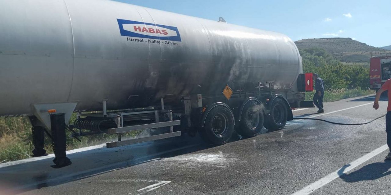 ​Malatya-Kayseri Karayolunda seyir halindeki akaryakıt tankeri alev aldı