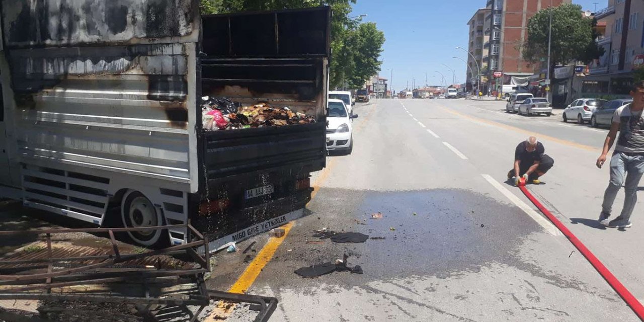 Malatya Battalgazi'de atık toplama aracında yangın çıktı