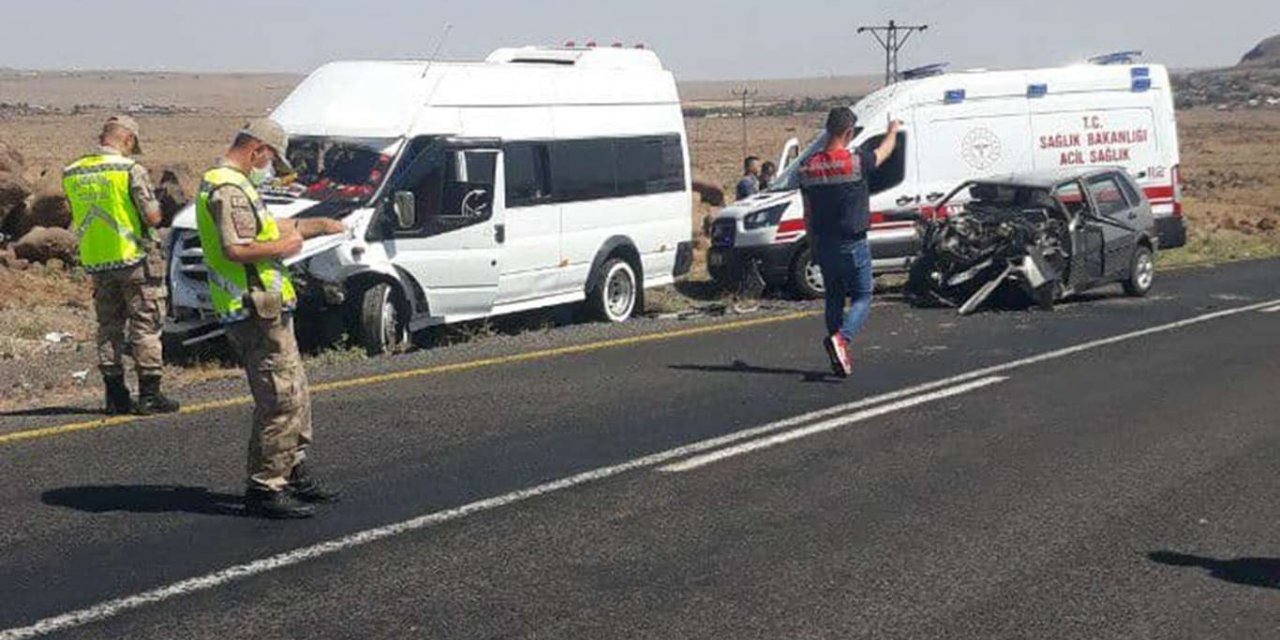 ​Diyarbakır-Viranşehir Karayolu'nda öğretmen servisi kaza yaptı: 8 yaralı