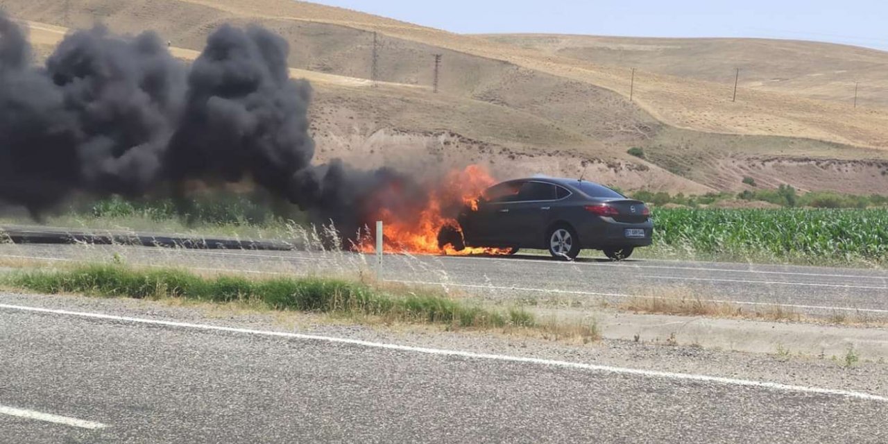 ​Diyarbakır-Silvan karayolunda otomobil yolun ortasında alev aldı