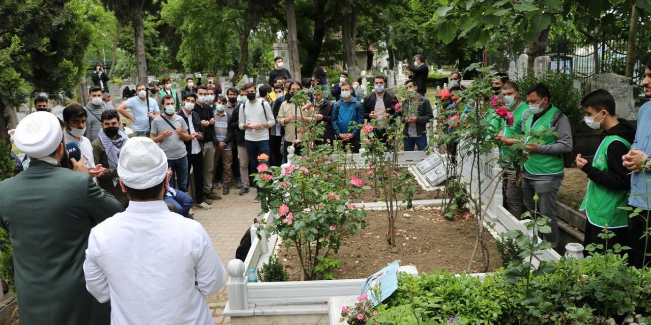 Mavi Marmara şehitleri kabirleri başında rahmet ve dua ile yâd edildiler