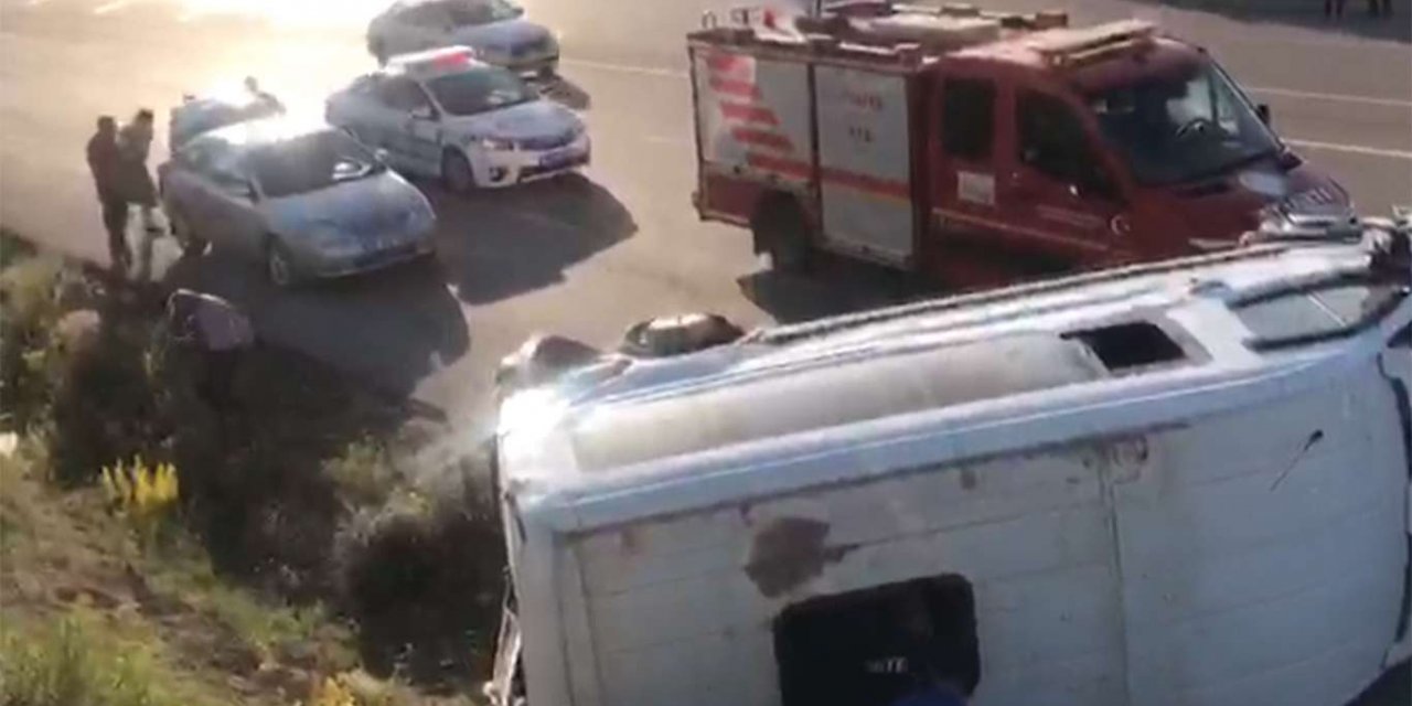 ​Van-Özalp ilçesinde lastiği patlayan minibüs devrildi: 8 yaralı