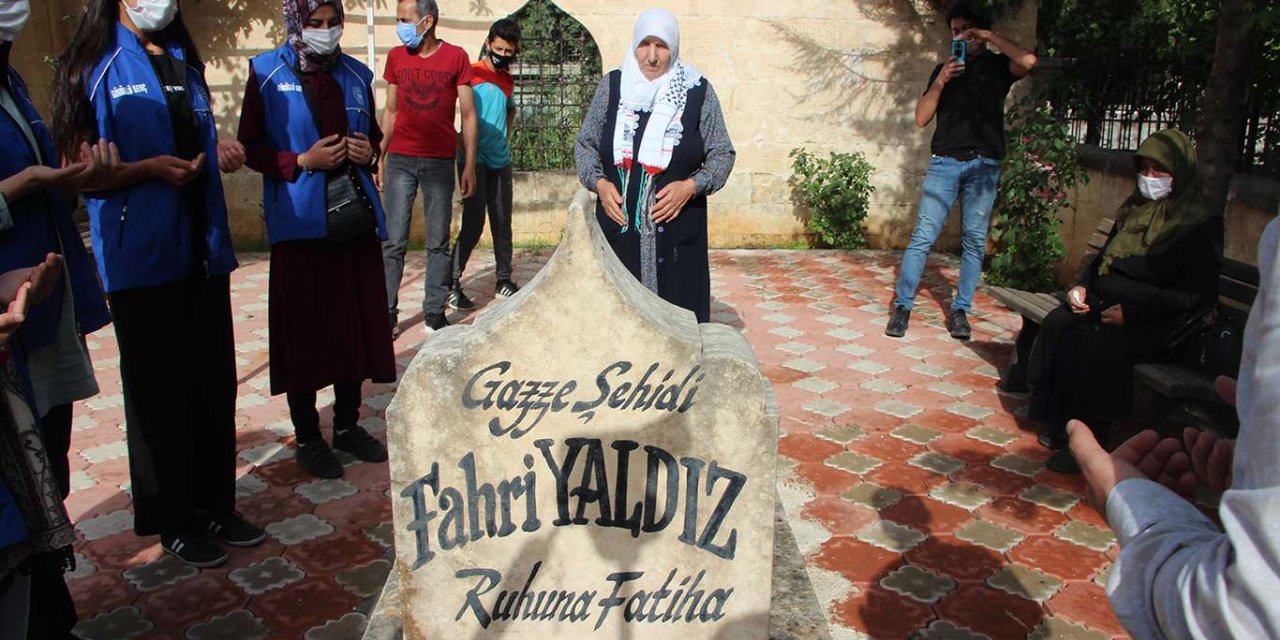 Mavi Marmara şehidi Fahri Yaldız kabri başında anıldı