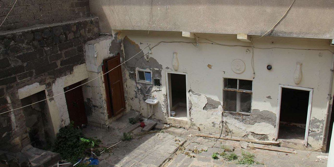 Diyarbakır Umut Kervanından ihtiyaç sahibi ailenin evini onarmak için yardım çağrısı