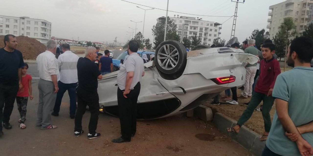 Hafif ticari araç ile otomobil çarpıştı: 2 yaralı
