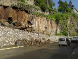 Kayaların gece düşmesi büyük faciayı önledi