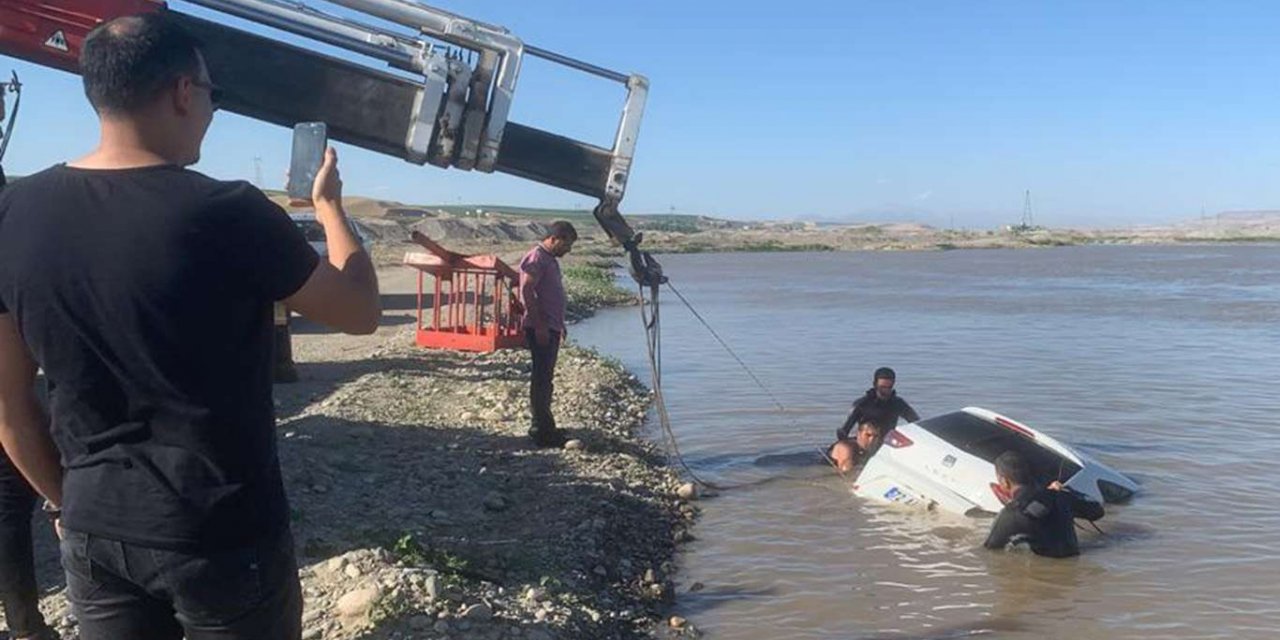 Polisten kaçıp çaya düşürülen araçtan 100 kilo uyuşturucu çıktı