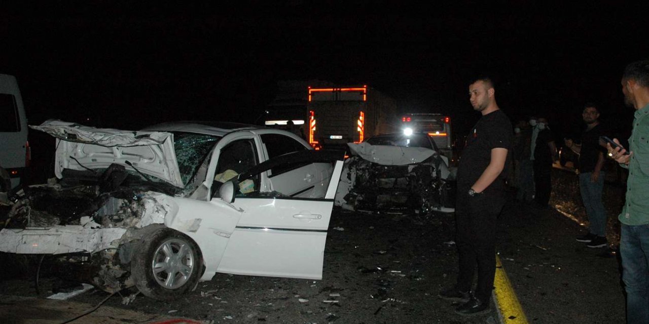 Çınar'da 2 otomobil kafa kafaya çarpıştı: 4'ü ağır 6 yaralı