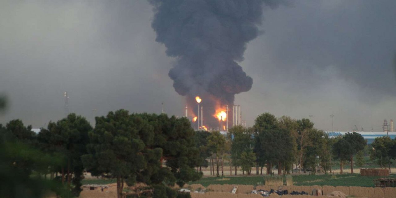 İran'daki petrol rafinerisinde çıkan yangın söndürüldü