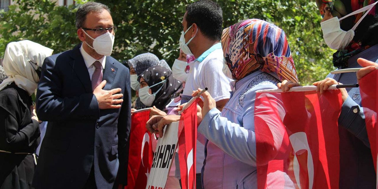 Gençlik ve Spor Bakanı Kasapoğlu evlat nöbetindeki aileleri ziyaret etti