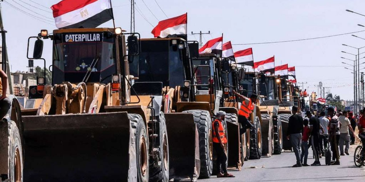 Mısır Gazze'nin imarı için ekipler ve ekipman gönderdi