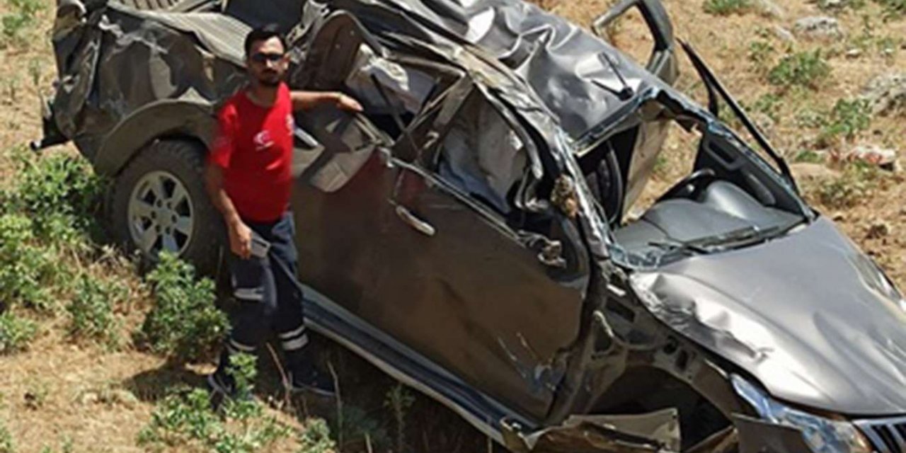 Hurdaya dönen araçtan sağ kurtuldular