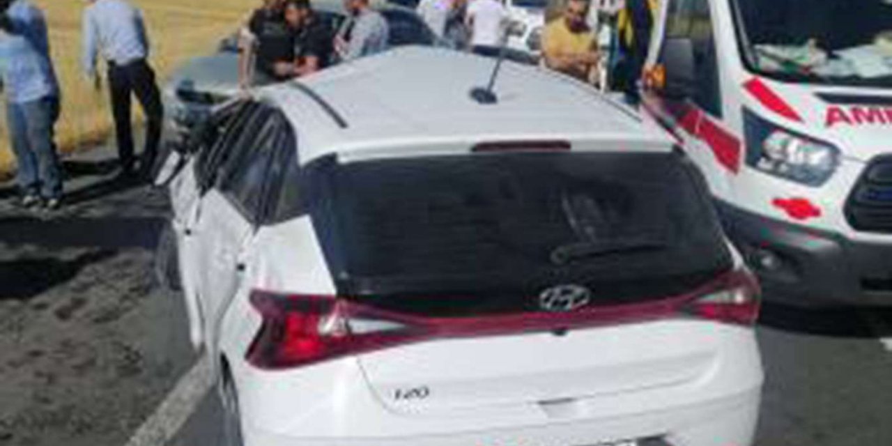 Mardin’in Nusaybin ilçesinde direksiyon hakimiyetini kaybetti refüje çarptı: 2 yaralı