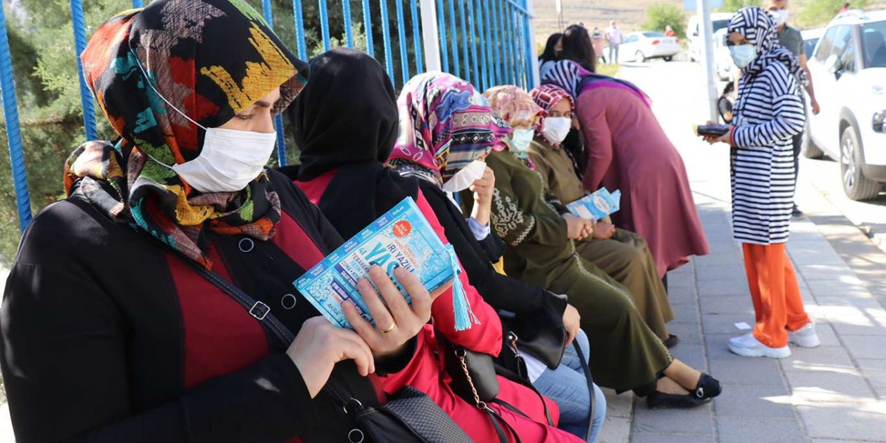 Öğrenciler içeride ter döktü veliler dışarıda manevi destekte bulundu