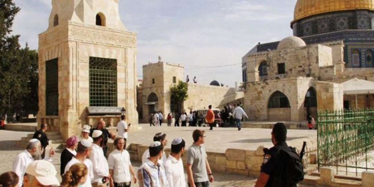 Palestine: About 70 zionist settlers defile Al-Aqsa courtyard