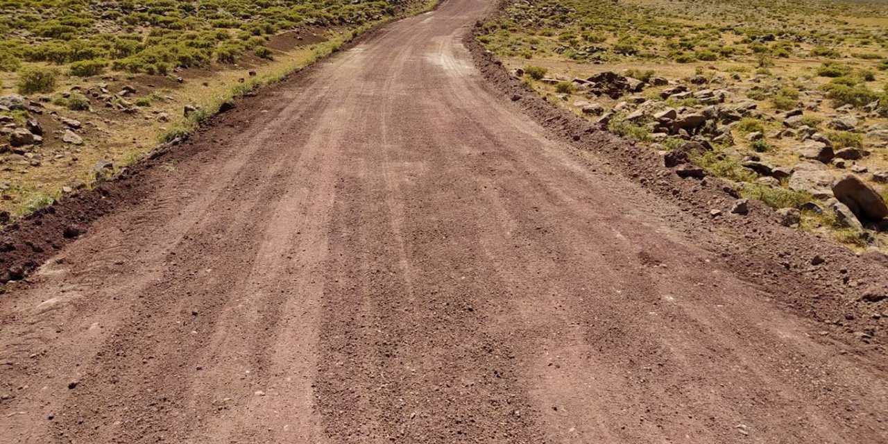 Bağlar Belediyesi Karacadağ kırsalında yol çalışmalarına devam ediyor