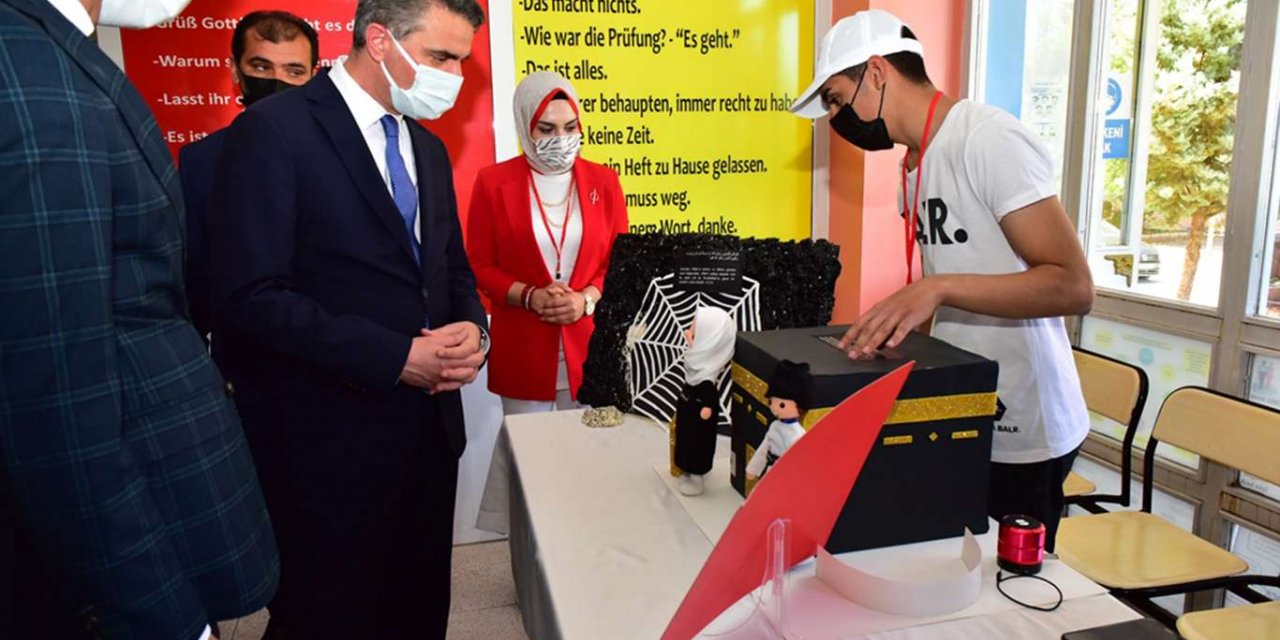 TUBİTAK Bilim Fuarında imam hatip öğrencilerinin yaptıkları projeler sergilendi