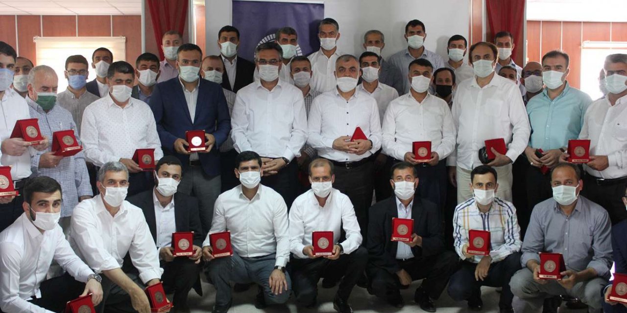 Vefa Sosyal Destek grubundaki din görevlilerine plaket verildi
