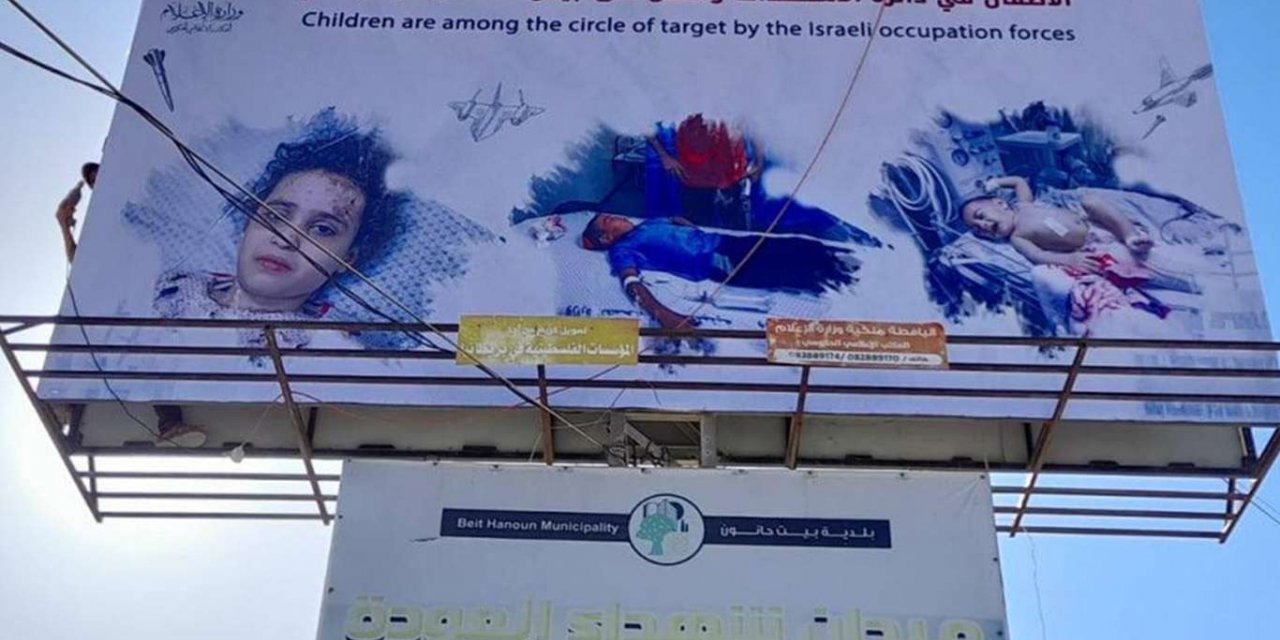 Gazze Şeridi'ne işgal rejiminin katliamlarını gösteren dev tabelalar yerleştirildi