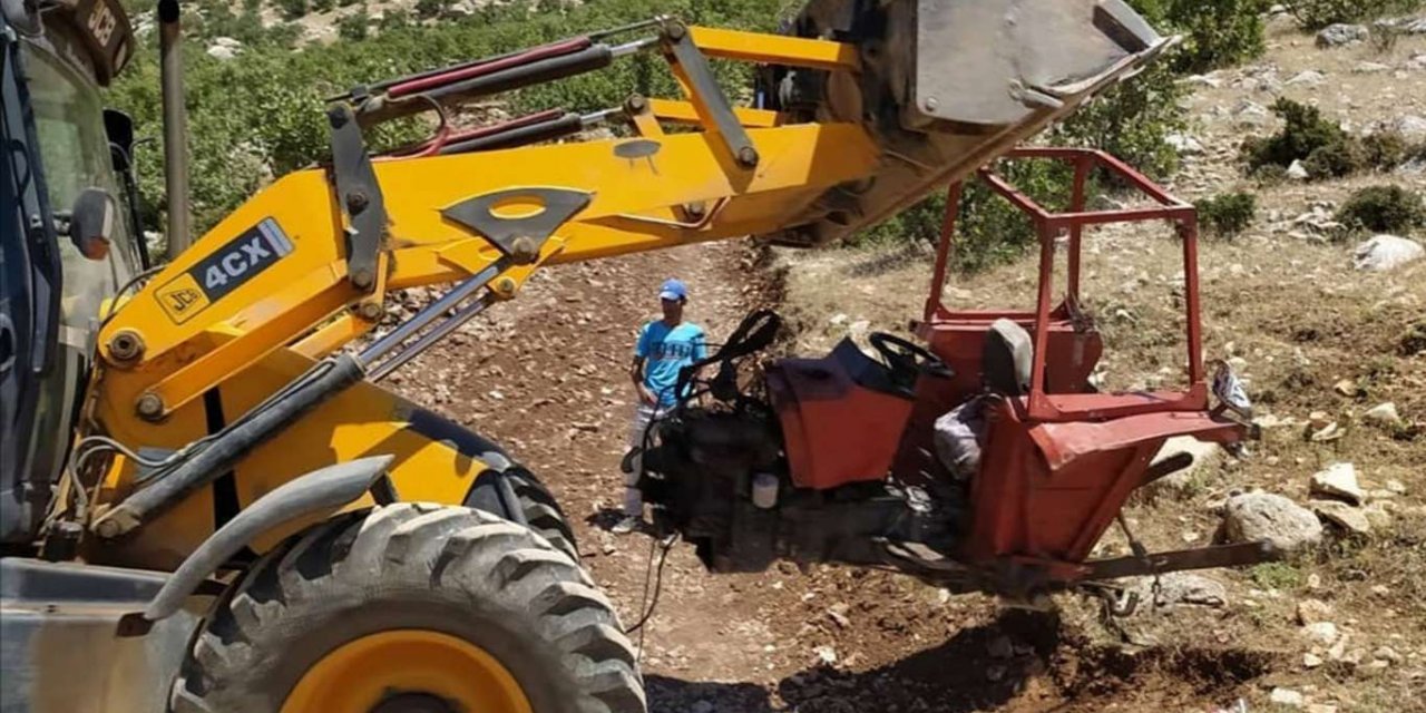 Park halindeki traktör hareket ederek şarampole yuvarlandı
