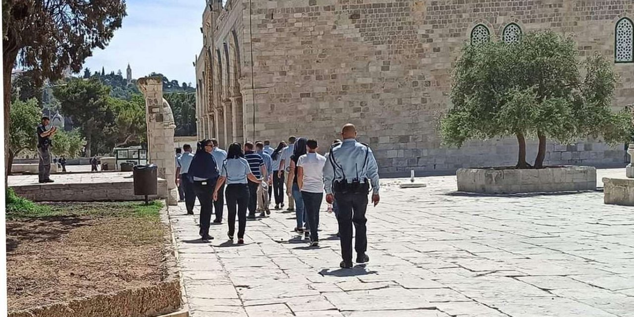 Zionist settlers, police forces continue to defile Aqsa Mosque