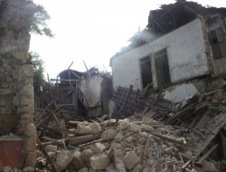 Tarsus'ta 2 katlı ev çöktü