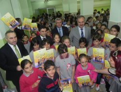 Öğrencilere CD ve kitap verildi