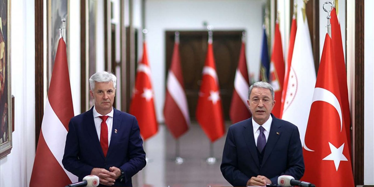 Bakan Akar, Letonya Savunma Bakanı Pabriks ile bir araya geldi