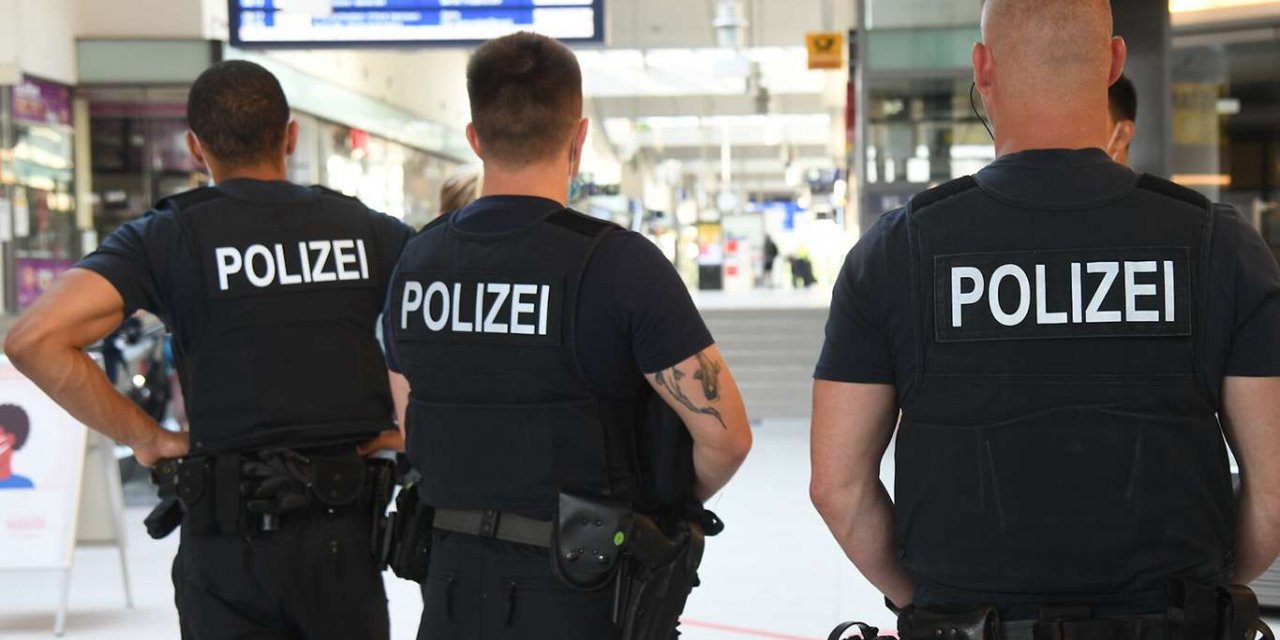 Almanya'da halkı kin ve düşmanlığa sevk eden polislere operasyon