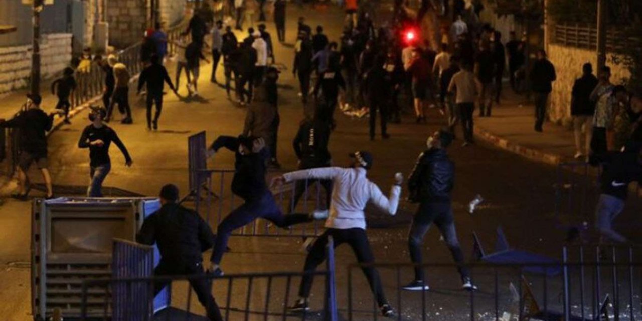 Rejîma îşxalker û siyonist li Mescîda Eqsayê êrîş bir li ser Filistînîyên ku nimêj dikirin