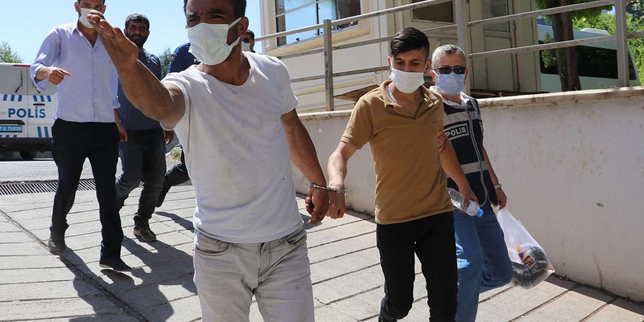 Gazeteciyi darbeden şüpheliler adliyeye sevk edilirken gazetecileri tehdit etti