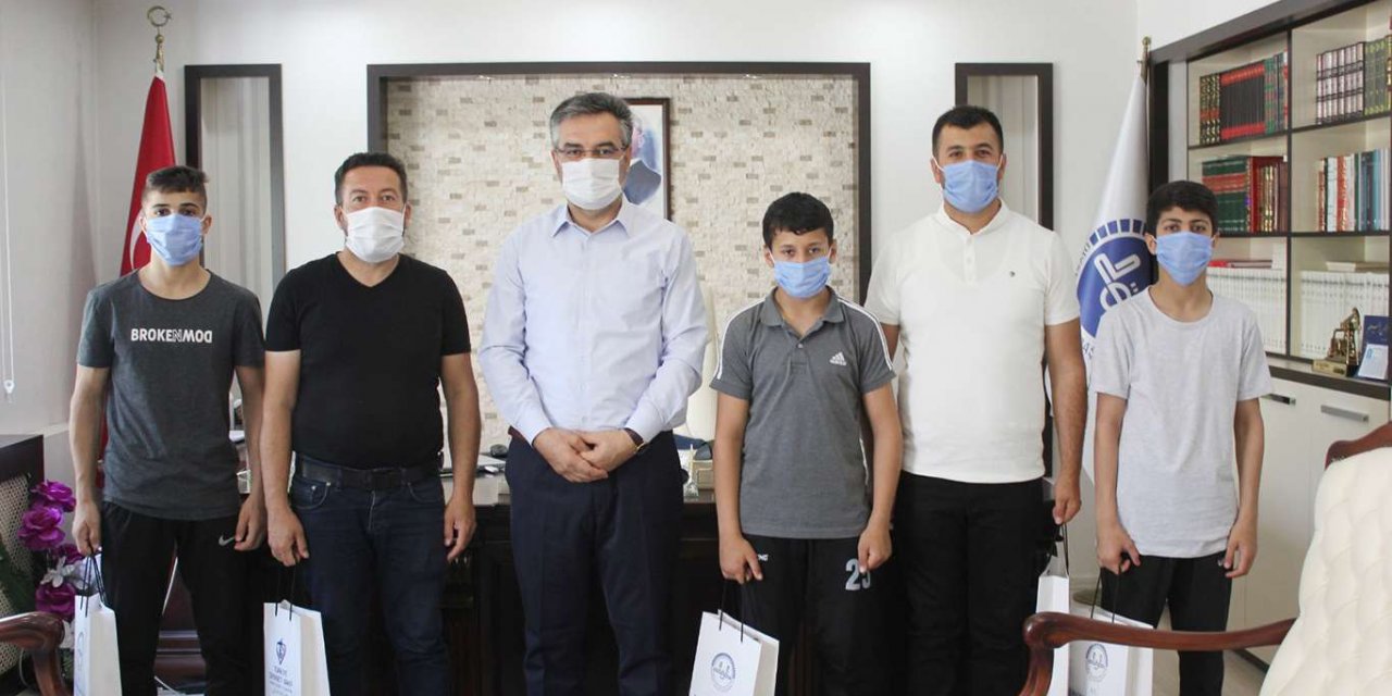 Güreşte derece yapan öğrenciler Batman Müftülüğünü ziyaret etti