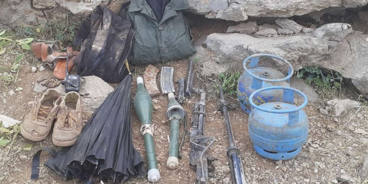 Van'ın ​Çatak ilçesi kırsalında PKK mensuplarına ait silah ve yaşam malzemesi ele geçirildi