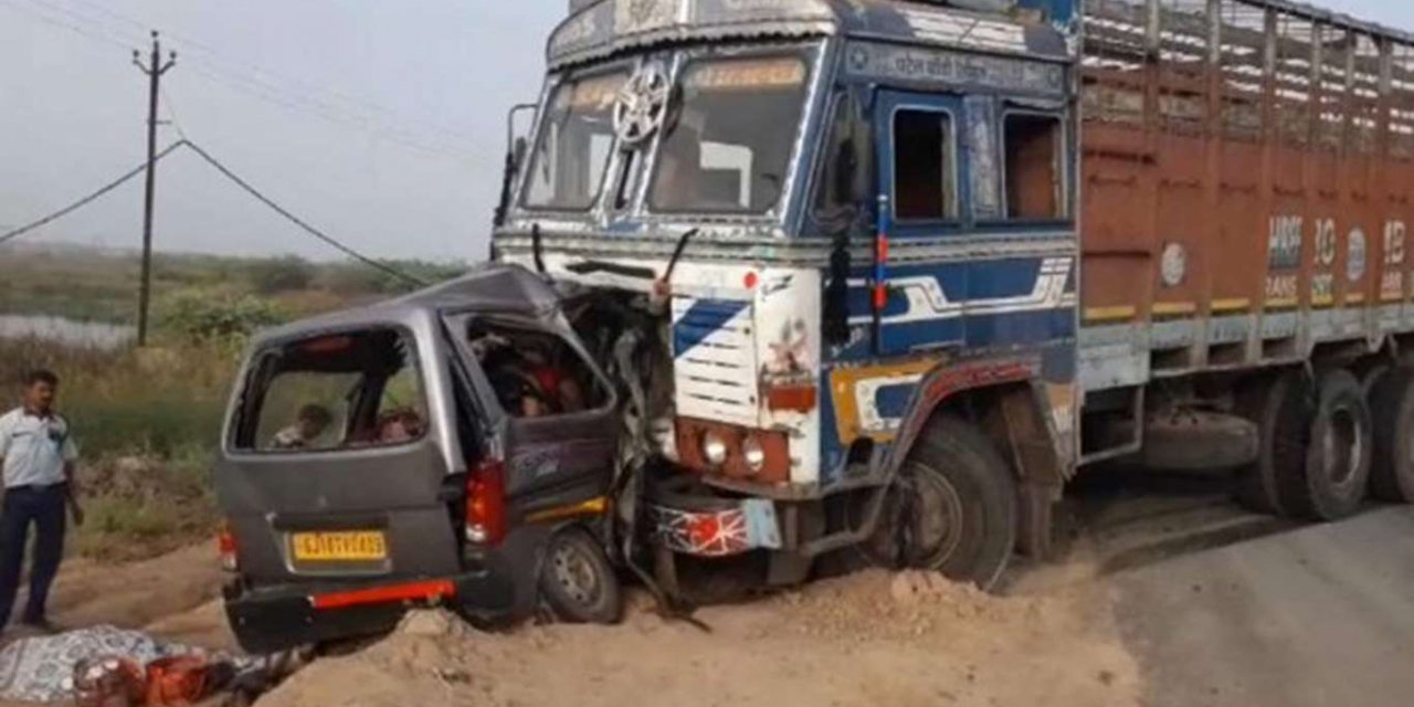 Hindistan'da trafik kazası: 10 ölü