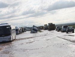 Çınar'da sel karayolunu trafiğe kapattı