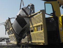 Otomobil Taşıyan Tır Kaza Yaptı